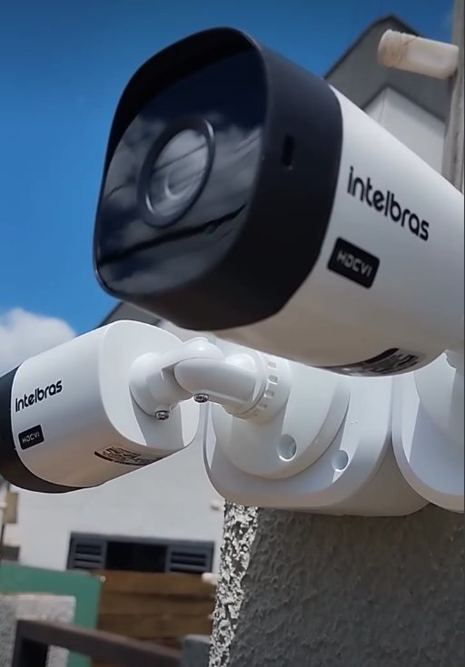Câmeras Intelbras instaladas em fachada